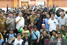 Pemkab Bekasi respons aspirasi petani wilayah utara normalisasi saluran BKG