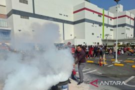 Antisipasi kebakaran, Damkar Bekasi latih petugas pusat perbelanjaan