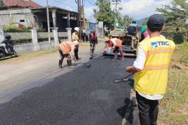 Tim Reaksi Cepat Infrastruktur NTB bergerak, Jalan Kediri-Kuripan diperbaiki