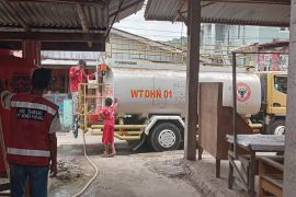 Warga Lambung Bukik Masih Krisis Air, PT Semen Padang Salurkan 8.000 Liter Air Bersih