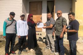 Satu dekade tinggal di rumah tak layak, kini keluarga Destimar miliki hunian baru berkat PT Semen Padang