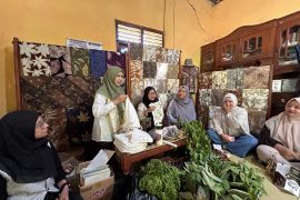UMS latih masyarakat Desa Wisata Jarum kembangkan produk ecoprint berdaya saing