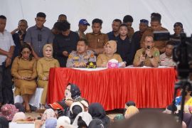 Plt. Bupati Tiorita kawal percepatan bantuan banjir, tegaskan siap berjuang bersama warga Langkat