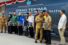 Pemprov Kaltara Serahkan Bankeu Rp2,8 Miliar Untuk 10 Parpol