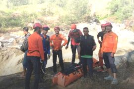 Tim gabungan TNGR mengevakuasi pendaki alami kecelakaan di Gunung Rinjani