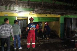 Damkar Tulungagung padamkan kebakaran lima kios di Pasar Ngemplak