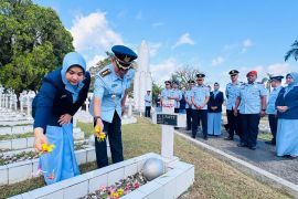 Lanud Pattimura tabur bunga makam pahlawan peringati Hari Bakti TNI AU