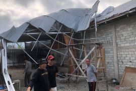 Petugas-masyarakat Kerinci bersihkan dampak angin puting beliung