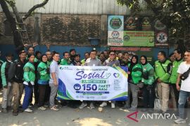 BPJS Ketenagakerjaan Cikarang bagikan 150 paket makan siang pada pengemudi ojol