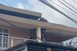 Warga Muara Bulian tersengat listrik saat perbaiki atap ruko