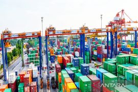 Pelindo operasikan 4 unit E-RTG tingkatkan produktivitas bongkar muat