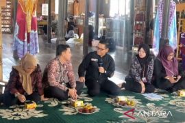 LPPM UNJA serahkan 10 unit alat filtrasi ke pengrajin batik di Jambi