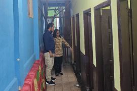 PT SBS perbaiki toilet SD Xaverius Emmanuel Tanjung Enim melalui program CSR