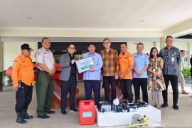 API YIA salurkan bantuan perahu karet perkuat SAR perairan Kulon Progo