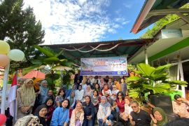 Akademisi Empat Kampus Hibur Anak-anak Penyintas Banjir SD Bustanul Ulum Semen Padang Lewat ASPIKOM CARE 2026