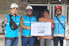 Terangi Mentawai hingga Pelosok, PLN Salurkan Bantuan Pasang Baru Listrik Gratis bagi 22 Keluarga di Mara dan Pagai