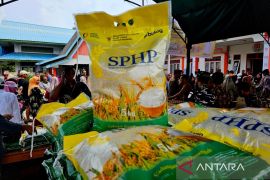 Bulog Natuna kolaborasi dengan TNI dan Polri dalam penyaluran beras SPHP