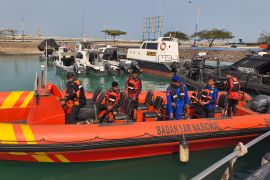 Tim SAR Banten cari penumpang KMP Kirana II yang lompat ke laut
