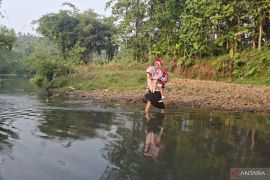Perjuangan siswa SD di Pandeglang seberangi sungai demi sekolah