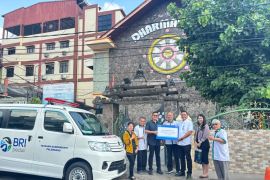 BRI Palembang salurkan bantuan mobil jenazah untuk Yayasan Buddhakirti