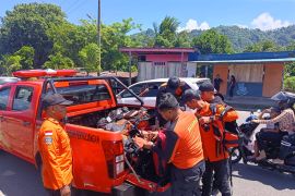 Kapal tanker "MT Poka Jo" ditarik ke Pelabuhan Siau setelah mati mesin