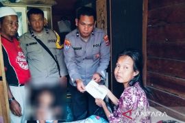 Di tinggal suami, Polsek Barumun bantu IRT penderita penyakit asites dan ganguan jantung