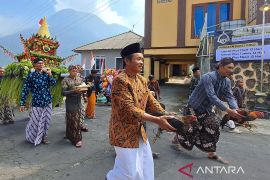Warga Gunung Andong tolak bala lewat Saparan "Tumpeng Jongko"