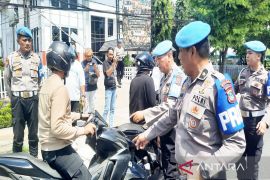 Propam Polda Kalsel tindak anggota keluyuran di jalan raya langgar disiplin berkendara