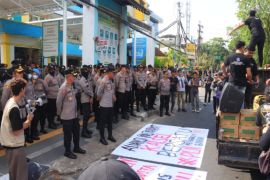 Polresta Banjarmasin kawal aksi masyarakat di kantor UP3 PLN