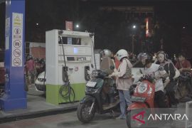 Pertamina perpanjang operasional SPBU atasi antrean di Pontianak