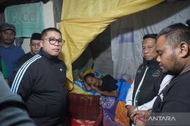 Pemkot dan Baznas Padang Panjang salurkan bantuan kepada warga membutuhkan