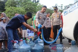 Polisi salurkan air bersih bagi warga terdampak kekeringan di Tangsel