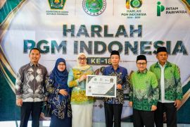 Wali Kota Banjarbaru raih PGM Award 2026 atas kepedulian terhadap guru madrasah