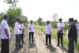 Bupati Kapuas turun langsung pantau perkembangan rekonstruksi Jalan Sei Asam