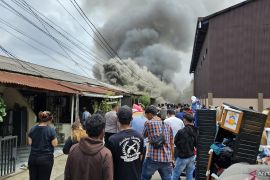 Kebakaran hanguskan delapan rumah Aspol di belakang Mapolda Jambi