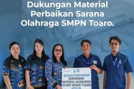 Poso Energy beri dukungan material untuk perbaikan sarana olahraga di SMP Negeri Toaro