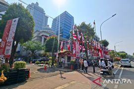Aparat bersiaga depan Gedung MK jelang aksi kawal putusan anggaran MBG