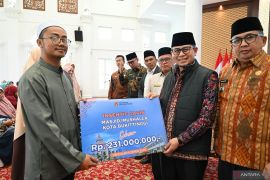 Pemkot Bukittinggi serahkan Insentif 735 Guru Keagamaan dan 154 Garin