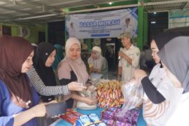 Warga Dahai antusias berbelanja di pasar murah