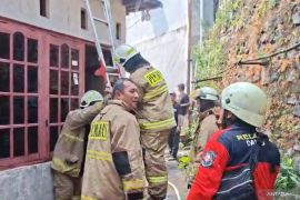 Gulkarmat Jaktim padamkan kebakaran rumah di Cibubur