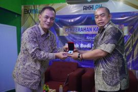Penyerahan "Kadeudeuh" purna tugas jurnalis senior LKBN ANTARA
