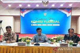 Hukum kemarin, hakim dijatuhi sanksi hingga pilot jadi kurir ekstasi