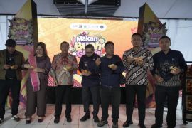 Makan buah gratis jadi magnet hari kedua Festival Bunga dan Buah Karo 2026
