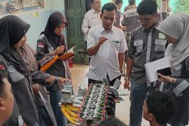 UNP Revitalisasi pembelajaran otomotif MAN 2 Padang melalui Trainer Interaktif