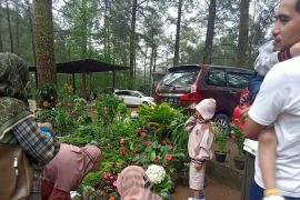 Anak di tengah kepungan asap rokok dan vape