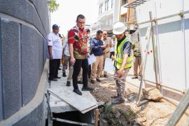 Legislator tinjau pembangunan saluran air di Kebon Jeruk Jakbar