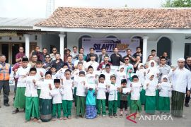PLN Situbondo salurkan bantuan untuk santri duafa dan yatim