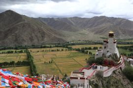 Menikmati istana dan danau dari ketinggian dataran tinggi Tibet
