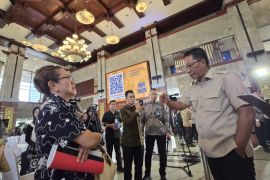 Sambil menangis, seorang ibu rumah tangga adukan pelanggaran jabatan notaris ke Menteri Hukum
