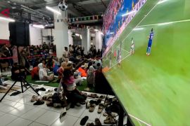 Nobar di Rusun Pasar Rumput, Ara janjikan pembangunan sarana olahraga